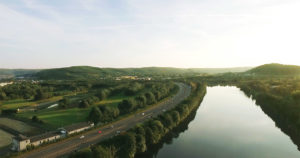Drohnenaufnahme von einer Autobahn am Fluss