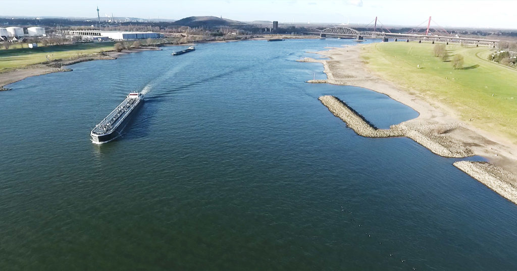 Drohnenaufnahme eines Frachtschiffes auf einem Fluss