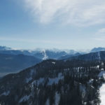 Drohnenaufnahme in einer Berglandschaft