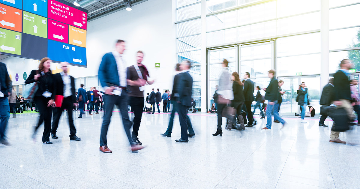 Menschen auf einer Messe