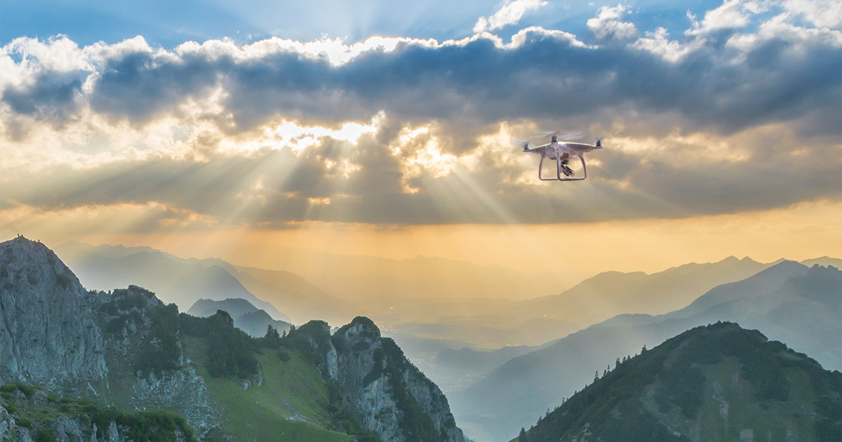 Drohne fliegt dem Sonnenuntergang entgegen