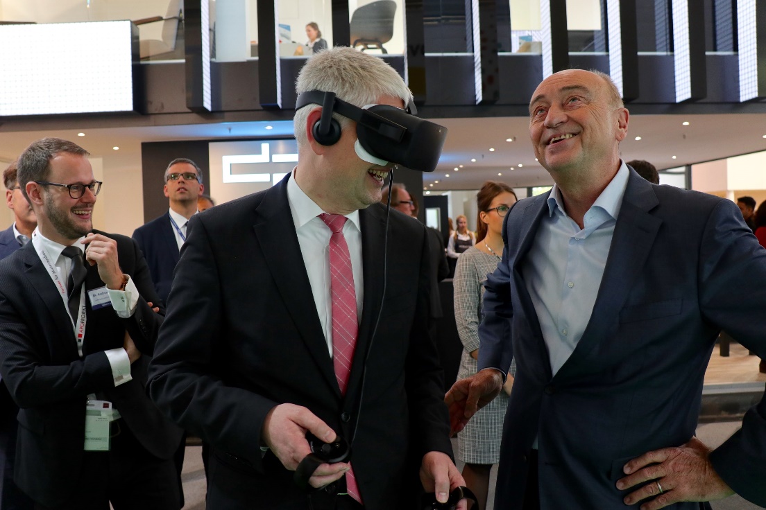 NRW-Staatssekretär Christoph Dammermann testet die von Materna TMT entwickelte Virtual Reality Anwendung auf der Expo Real 2018